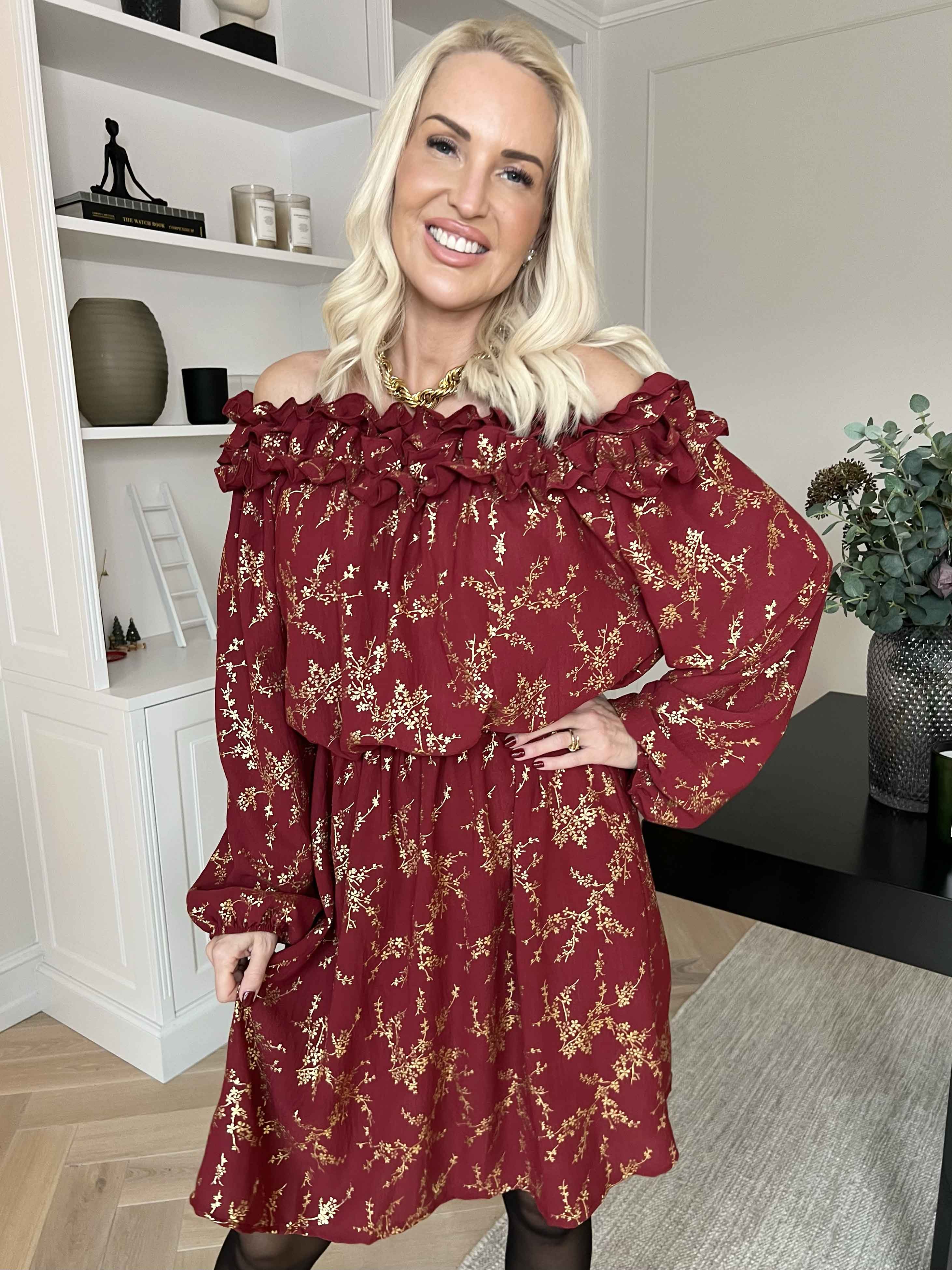 Chili Gold Fitted Dress - Kjole i guld print med flæsekant og elastik i taljen